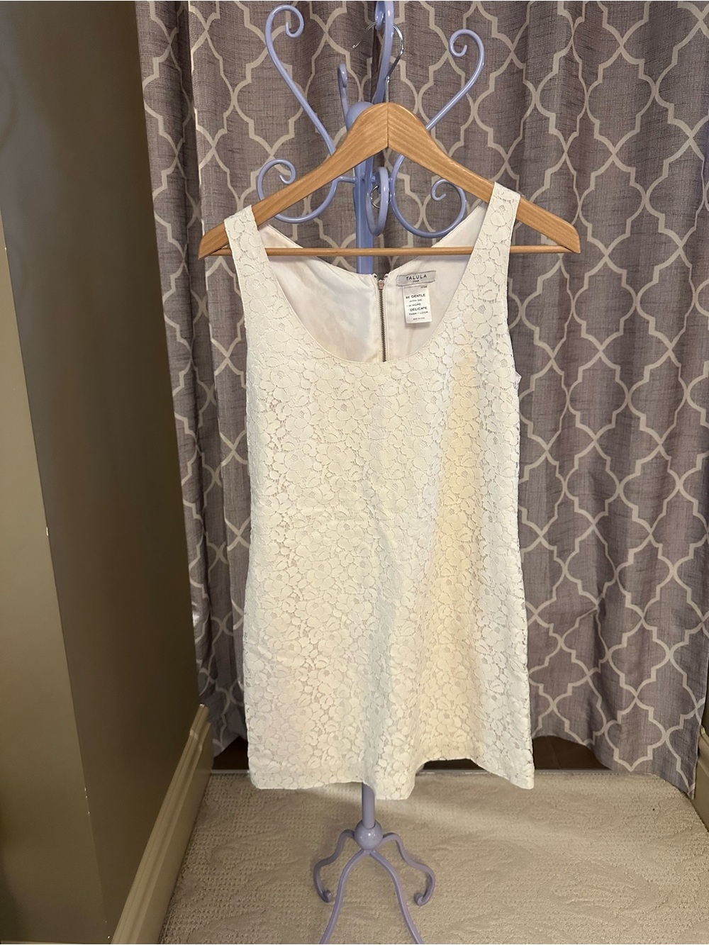 Talula Ivory Lace Scoop Neck Shift Dress ptp15.5”